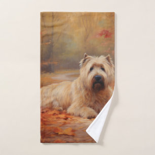 Wheaten Terrier dans les feuilles d'automne automn