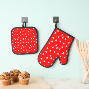 White hearts pattern on red oven mitt & pot holder set