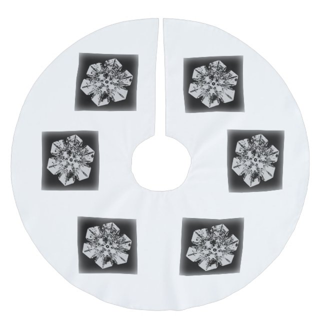 White on Black Snowflake Brushed Polyester Tree Skirt (Front)