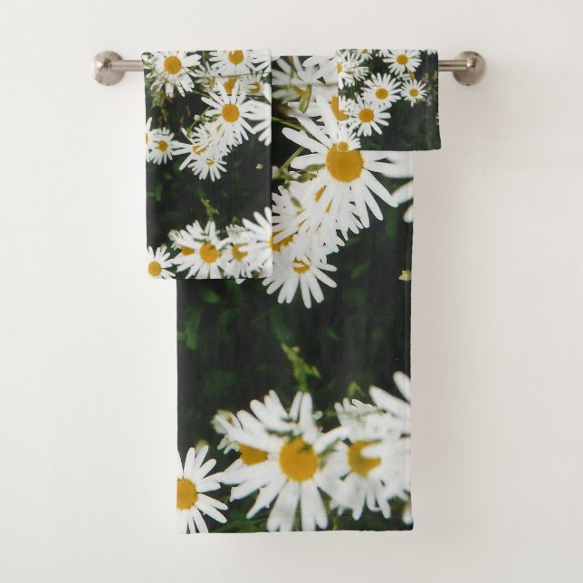 White Oxeye Daisy, Moon Daisy Meadow Bath Towel Set (Insitu)