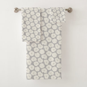 White Roses on Light Grey - seamless pattern. Bath Towel Set