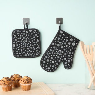 White Snowflakes Christmas Oven Mitt & Pot Holder Set