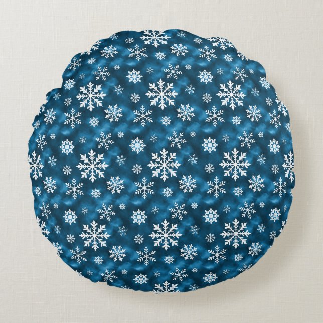 White Snowflakes On Blue Background Christmas Round Pillow (Front)