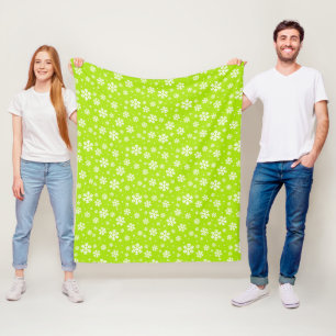 White Snowflakes on Green Winter Pattern Fleece Blanket