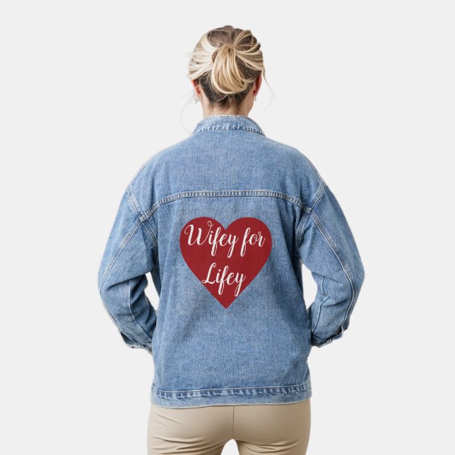 Wifey pour Lifey dans Red Heart Denim Jacket (Modèle)