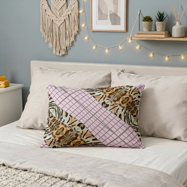 Wildcat Matrix - Bengal Cat Leopard Pink Rose Accent Pillow (Abstraktes Kissen liegt auf einem Bett)