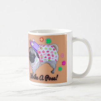 Wobbie le carlin "grève tasse d'une pose"