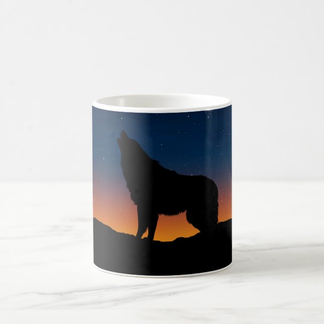 Wolf Howling Silhouette à Sunset Coffee Mug (Centre)