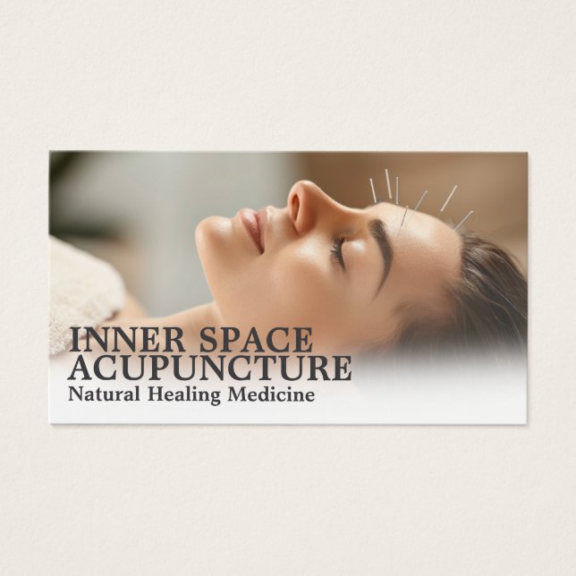 Woman Relaxing Getting Acupuncture  (Devant)