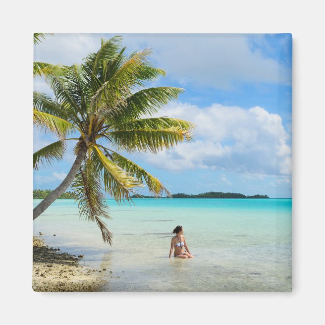 Woman under a palm tree in the Pacific magnet (Front)