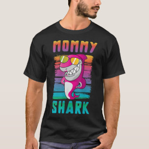 Womens Mommy Shark Funny Retro Vintage Mom Gift T-Shirt