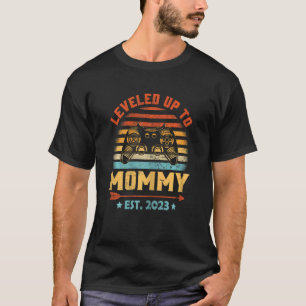 Womens Retro Levelled Up To Mommy 2023 Gaming Preg T-Shirt