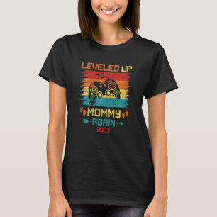 Womens Retro Levelled Up To Mommy Again 2023 Pregn T-Shirt
