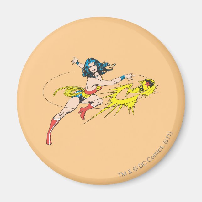 Wonder WomanThrows Crown Magnet (Front)