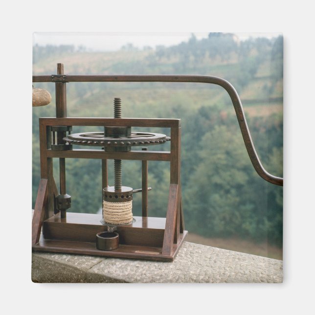 Working model of an olive press magnet (Front)