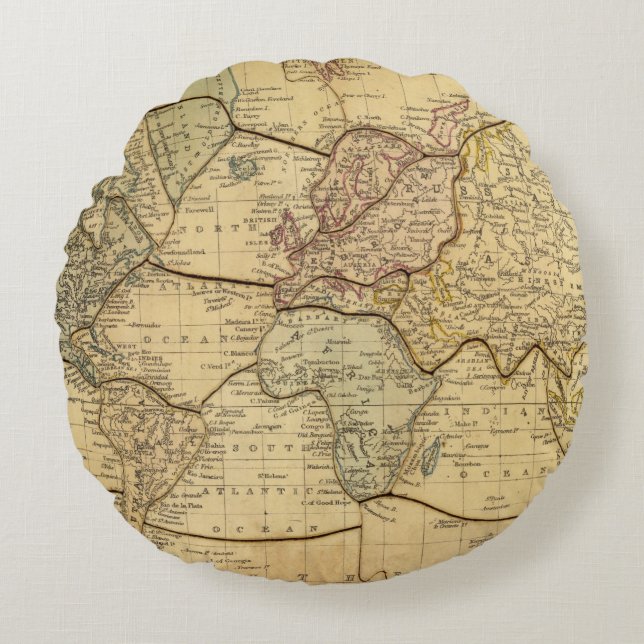 World map on Mercators Projection Round Pillow (Front)