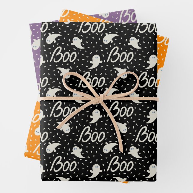 Wrapping paper for Halloween with pattern of ghost (In situ)