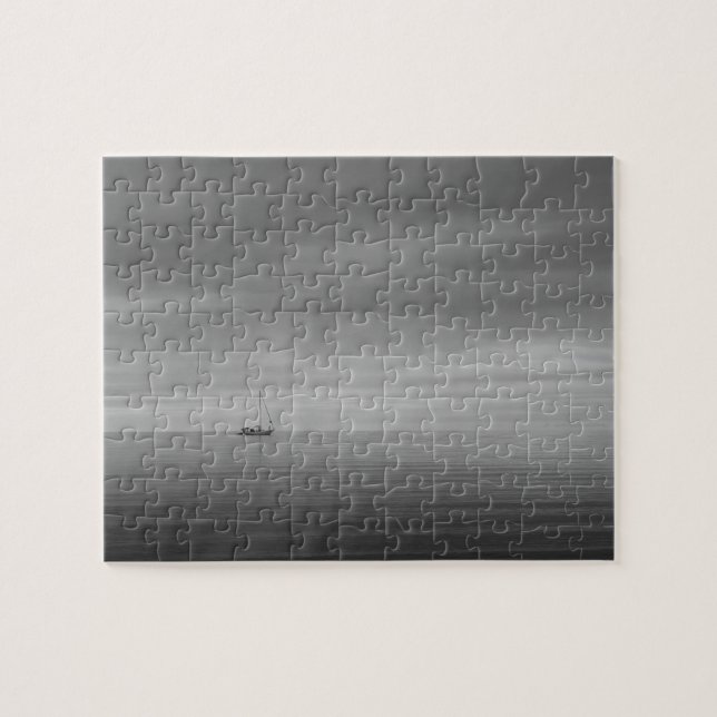 Yacht sur l'eau calme Puzzle photo noir et blanc (Horizontal)