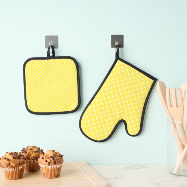 Yellow Polka Dot Oven Mitt & Pot Holder Set (Insitu(Hanging))