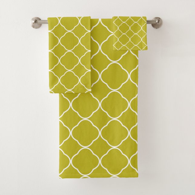 Yellow quatrefoil pattern bath towel set (Insitu)