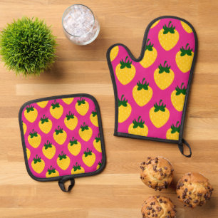 Yellow Summer Strawberries on Hot Pink Oven Mitt & Pot Holder Set