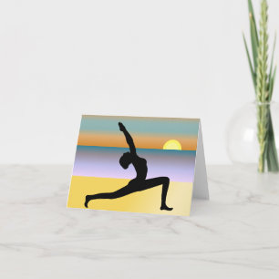 Yoga à la femme de plage posant la carte de note