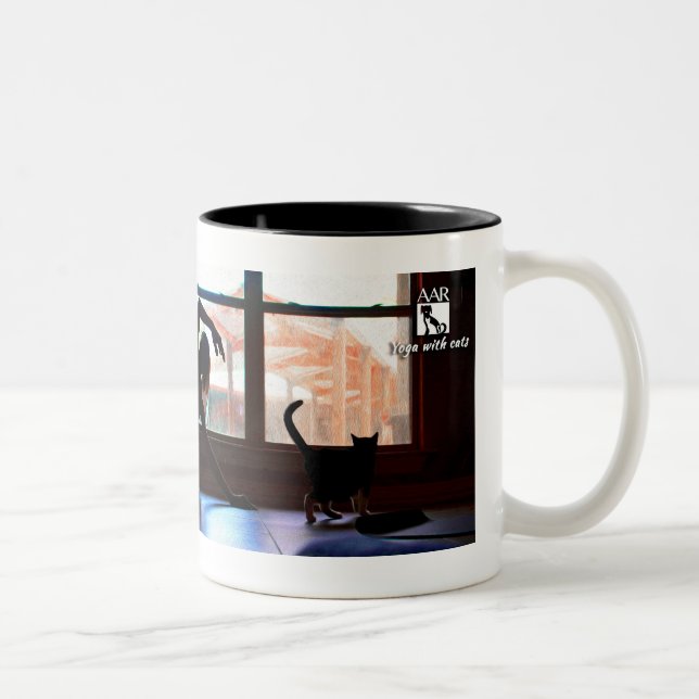 Yoga avec la tasse de chats (Droit)