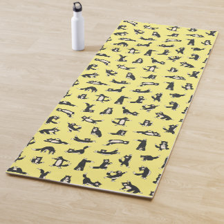 Yoga Chats noirs et blancs drôles faisant un tapis de y