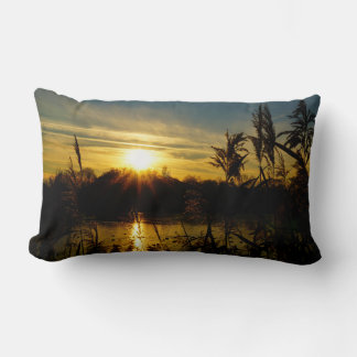 Zonsondergang bij een meertje met rietpluimen. lumbar pillow